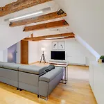 Spacious Loft For 8, Heart Of Old