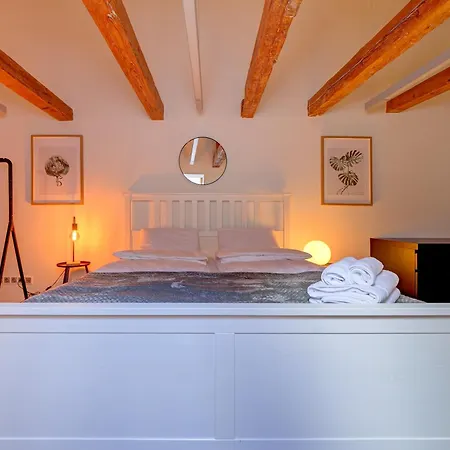 Daire Spacious Loft For 8, Heart Of Old