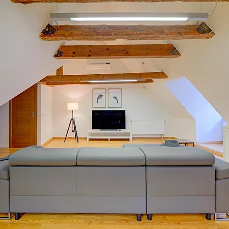 Spacious Loft For 8, Heart Of Old