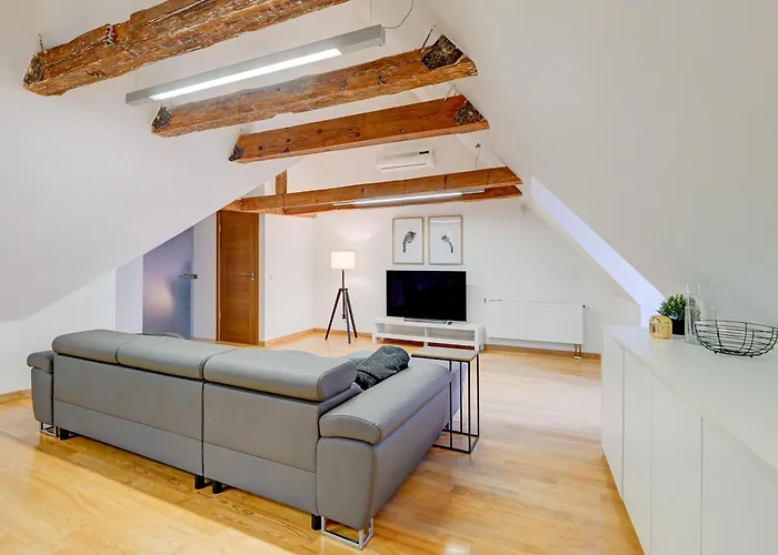 Spacious Loft For 8, Heart Of Old