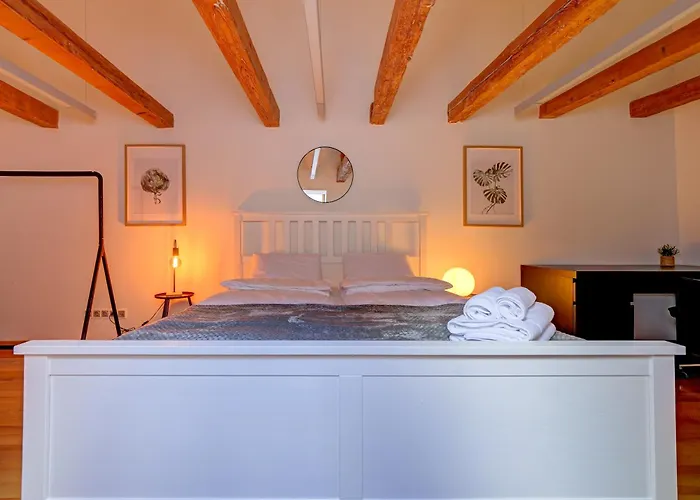 Dzīvoklis Spacious Loft For 8, Heart Of Old