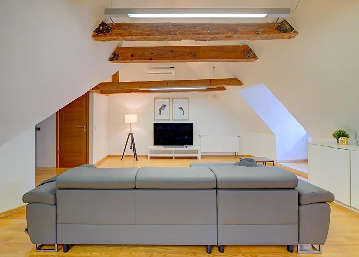 Spacious Loft For 8, Heart Of Old