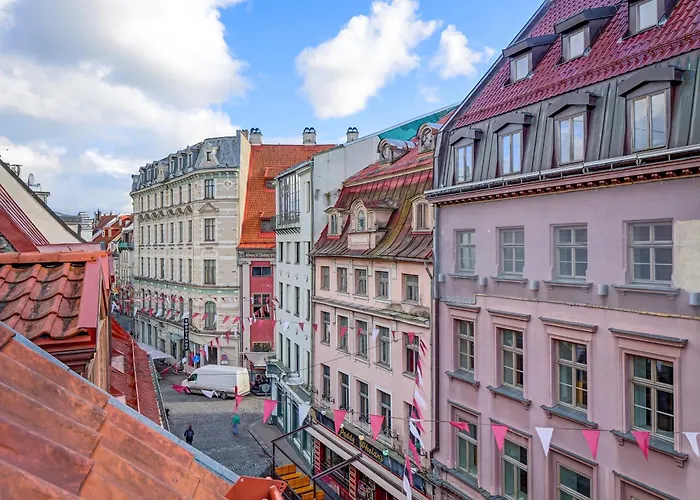 Апартаменты Spacious Loft For 8, Heart Of Old