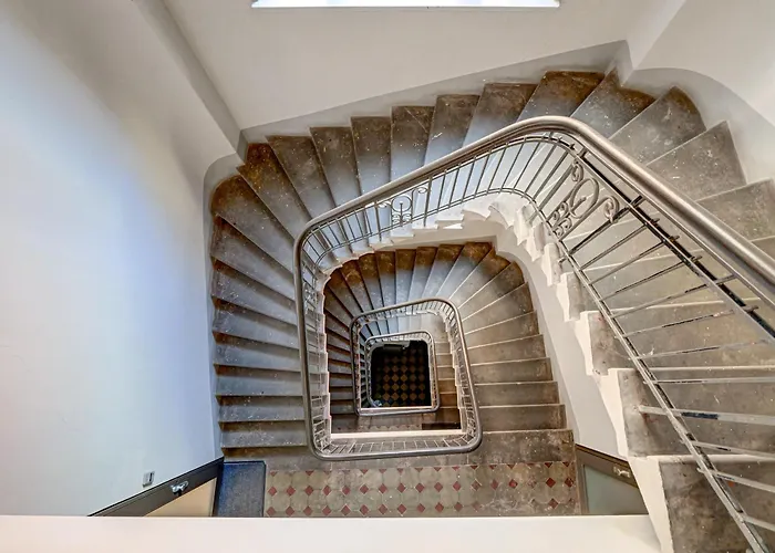 Апартаменты Spacious Loft For 8, Heart Of Old