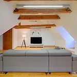 Spacious Loft For 8, Heart Of Old