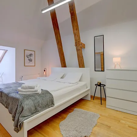 Spacious Loft For 8, Heart Of Old Apartment