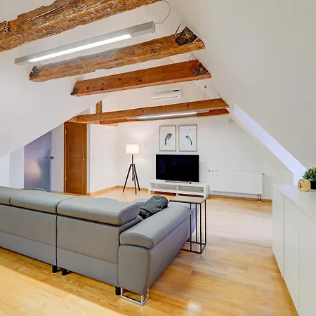 Spacious Loft For 8, Heart Of Old