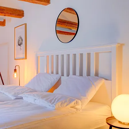 Spacious Loft For 8, Heart Of Old