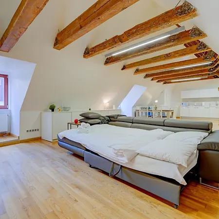 Spacious Loft For 8, Heart Of Old